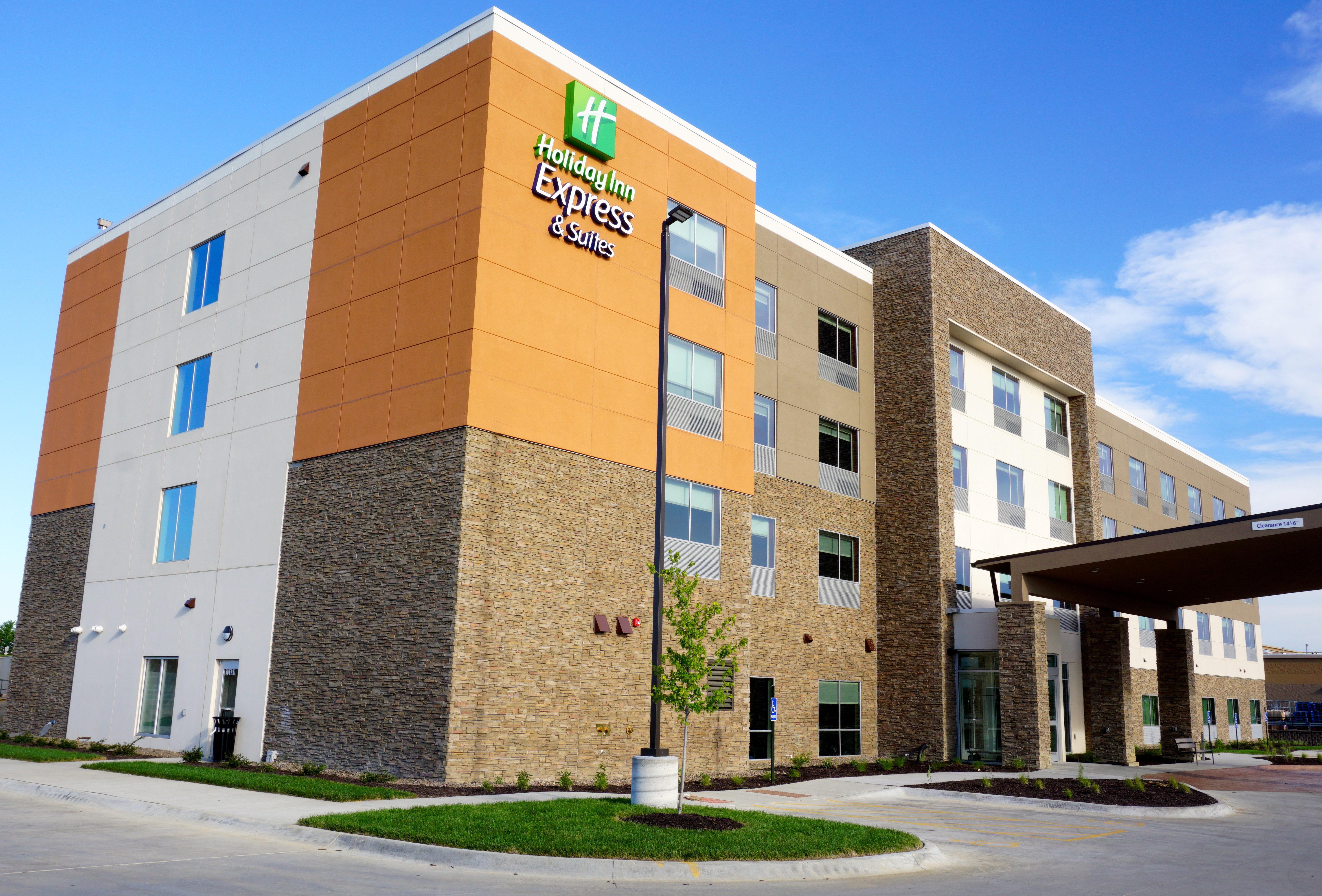 Holiday Inn Express & Suites Omaha - Millard Area, An Ihg Hotel Exterior photo