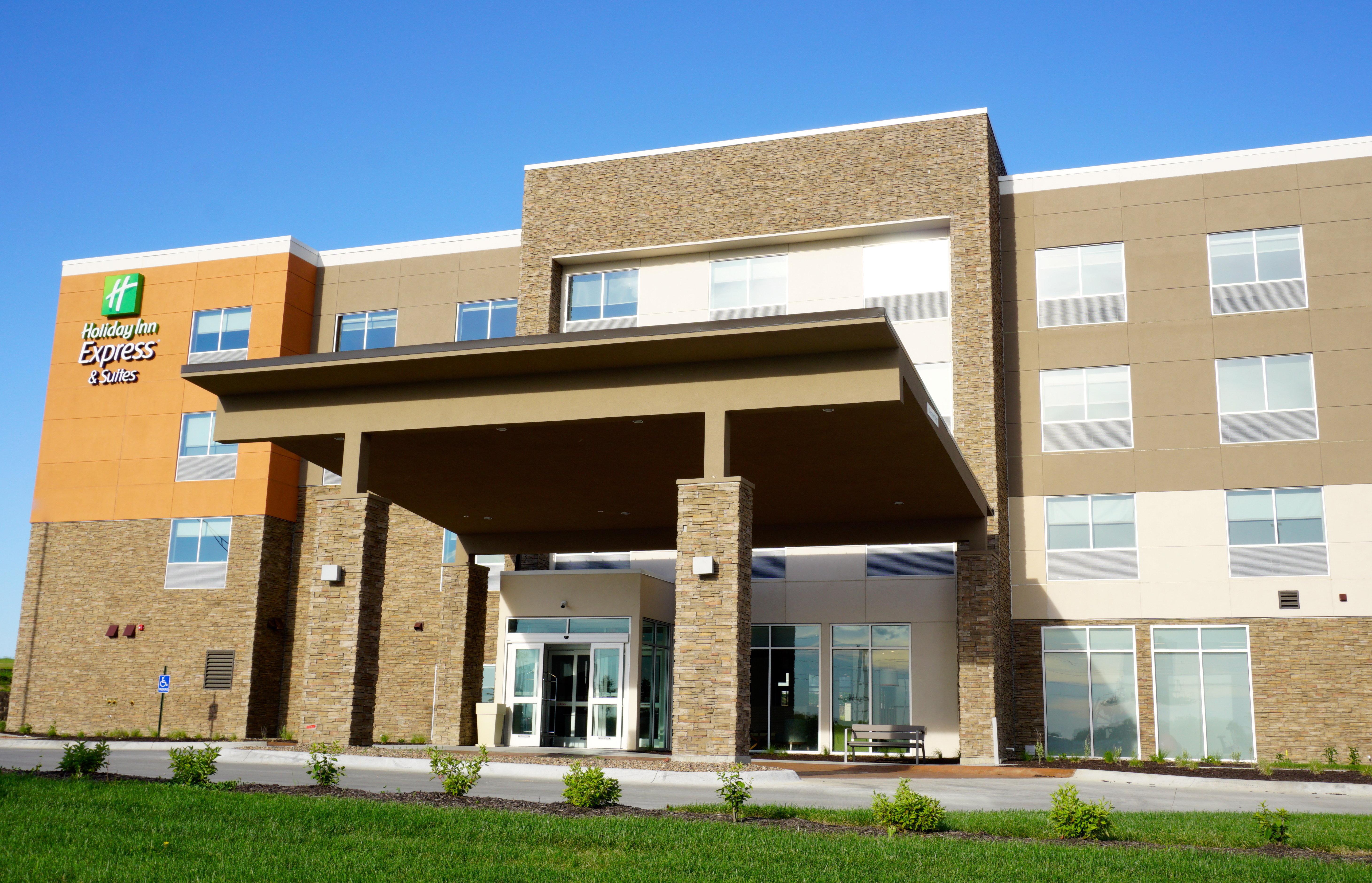 Holiday Inn Express & Suites Omaha - Millard Area, An Ihg Hotel Exterior photo