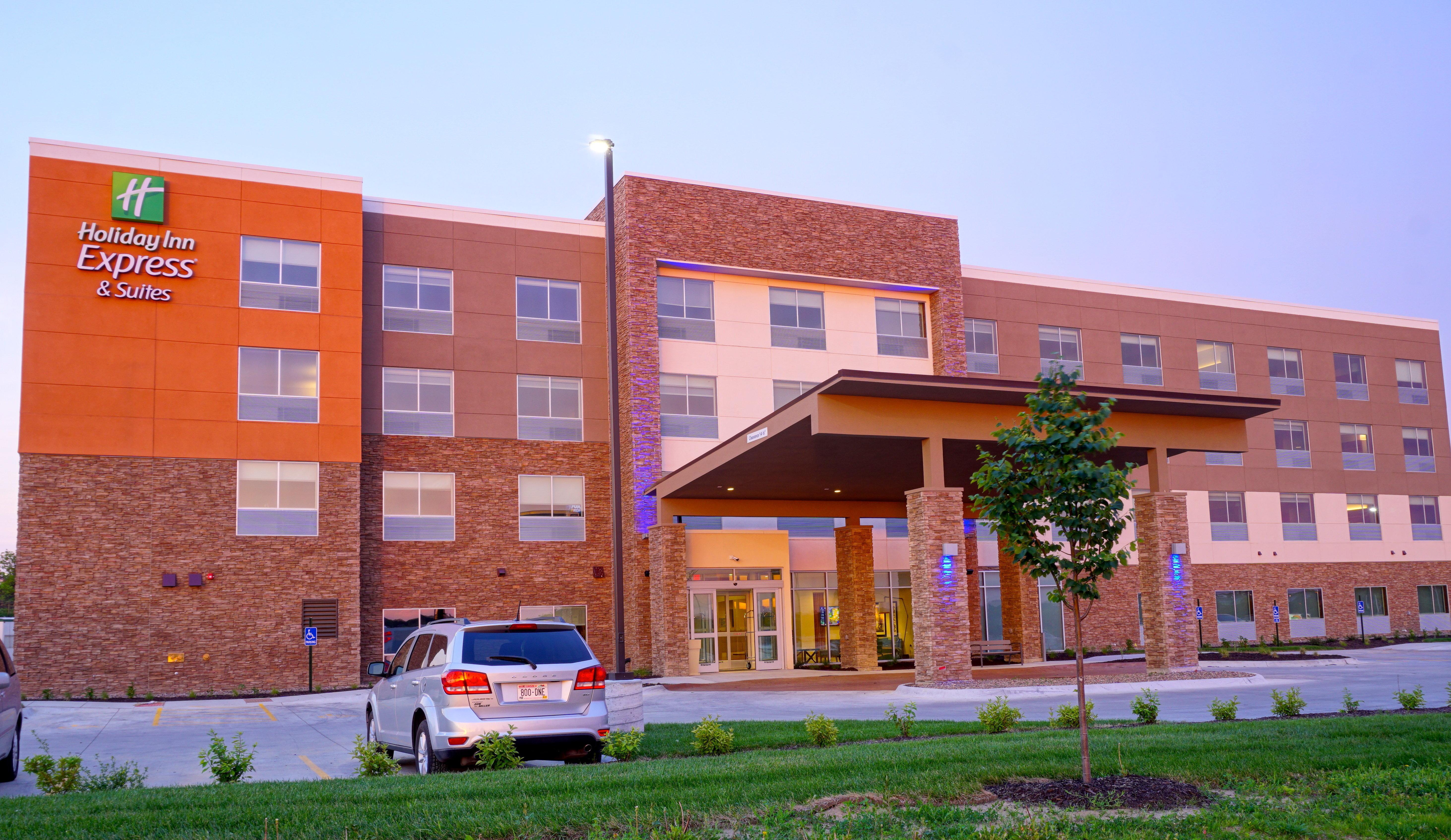 Holiday Inn Express & Suites Omaha - Millard Area, An Ihg Hotel Exterior photo