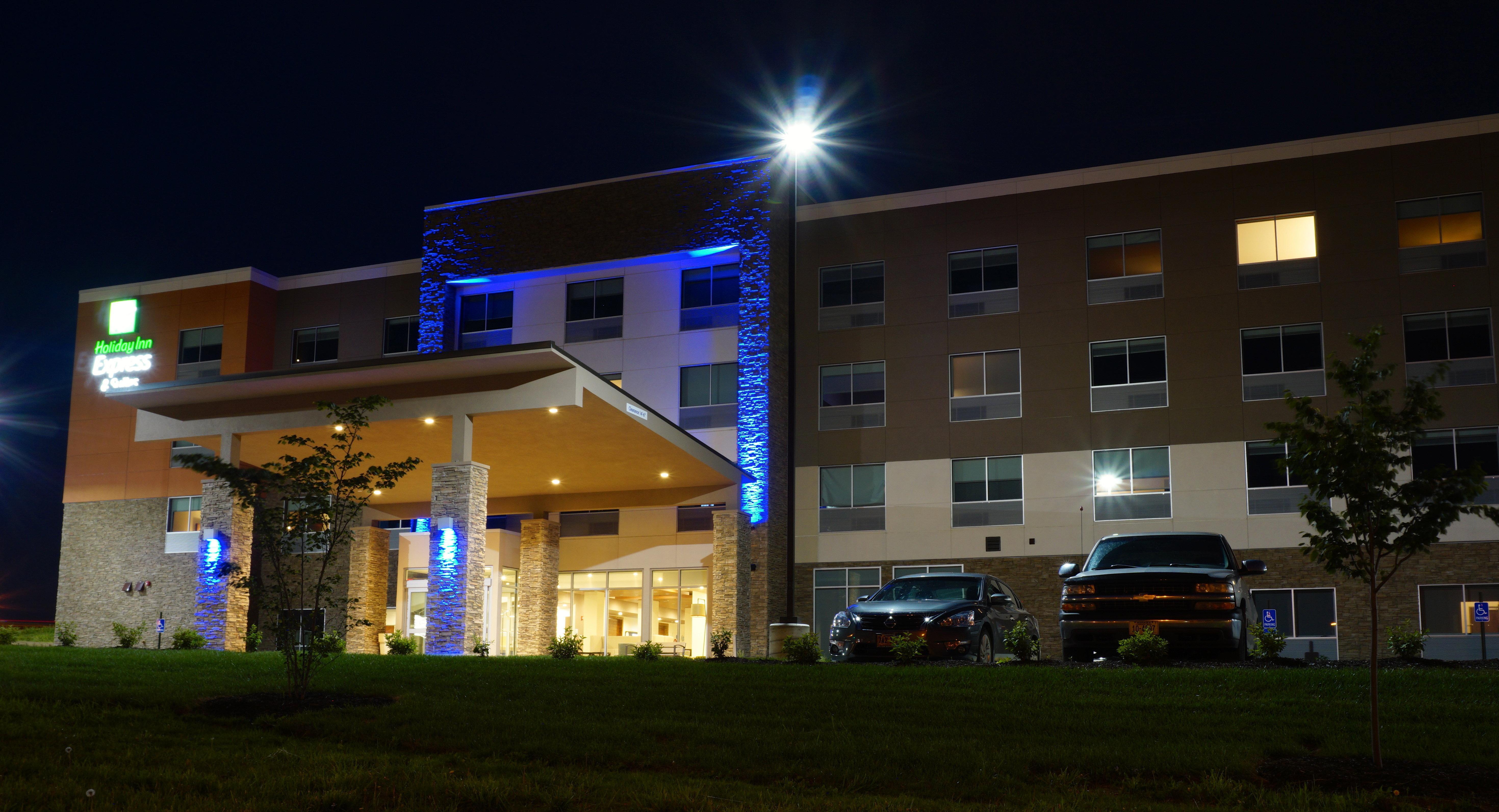 Holiday Inn Express & Suites Omaha - Millard Area, An Ihg Hotel Exterior photo